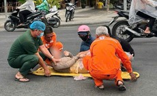 Nhân viên điện lực Huế hỗ trợ 2 du khách gặp tai nạn giao thông