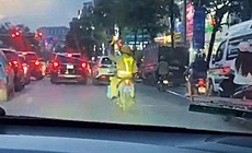 Bé trai sinh năm 2023 bị lồng ruột được CSGT Hà Nội mở đường đến viện trong 'thời gian vàng'