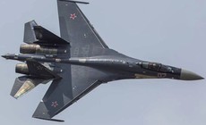 Khoảnh khắc tiêm kích Su-35 Nga truy đuổi UAV FP-1 Ukraine trên bầu trời Leningrad