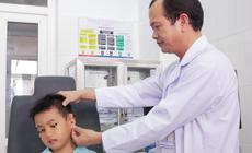 Que tre đâm xuyên vành tai bé trai 6 tuổi