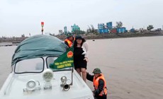 Bão số 1: Sản phụ vỡ ối được bộ đội biên phòng chở xuồng từ đảo vào đất liền cấp cứu