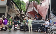 Ngôi nhà 2 tầng bất ngờ đổ sập trong lúc nhà liền kề đang thi công, phá dỡ ở Bắc Ninh