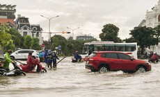 Mưa lớn làm ngập sâu nhiều tuyến phố Hải Phòng, người dân khó khăn di chuyển