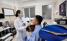 Cố nuốt miếng cơm to để chữa hóc xương, người đàn ông thủng thực quản