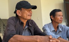 Người thân khắc khoải ngóng chờ tin hai cô gái bị sóng cuốn mất tích tại Mũi Nghê