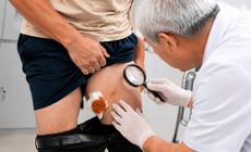 Suýt mang họa vì vô tình uống nước suối khi bơi