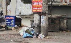 Hà Nội: Bất chấp biển cấm, vỉa hè phố Hoàng Hoa Thám thành bãi rác