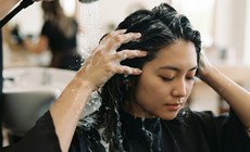 Thường xuyên đổi dầu gội có gây rụng tóc?