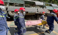 Nghẹt thở khoảnh khắc giải cứu nạn nhân kẹt sâu dưới trục bánh xe đầu kéo