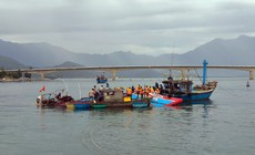 Chìm tàu cá tại cửa biển Tư Hiền 