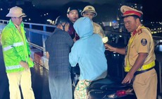 Từ biểu hiện bất thường, CSGT cứu người phụ nữ định nhảy cầu