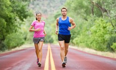 Phát hiện mới giải mã lý do nam và nữ có dáng đi hoàn toàn khác nhau