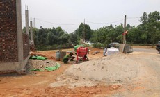 Khởi tố bị can trong vụ án thợ xây đi chân đất bị điện giật tử vong