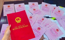 Mất luôn miếng đất vì thuê người quen làm sổ đỏ