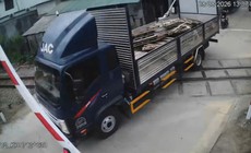 Vượt đường ngang khi cần chắn đang hạ, tài xế bị xử phạt 2 hành vi