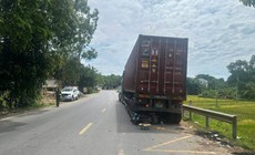 Khởi tố tài xế xe đầu kéo lùi xe khiến người phụ nữ tử vong