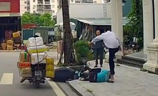 Lời kể của tài xế xe ôm bị bảo vệ chung cư đấm, đá túi bụi