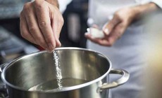 Ăn quá nhạt kéo dài có thể gây hại không?