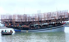 Cứu 32 ngư dân mất liên lạc trên biển, khẩn trương tìm những người còn lại