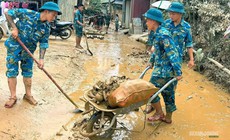 Bộ đội 'buông súng cầm xẻng' dọn bùn giúp dân khắc phục hậu quả bão số 4