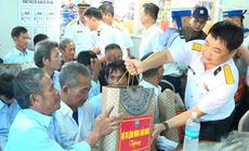Tàu Hải quân đưa 33 ngư dân trên tàu cá Quảng Ngãi gặp nạn vào bờ an toàn