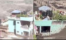 Ngôi nhà 2 tầng màu xanh kiên cố trụ vững giữa trận lũ quét ở Nepal