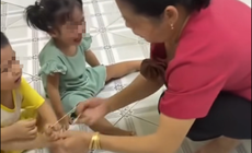 Giáo viên Trường Mầm non Lá Xanh khai gì về hành vi bắn dây thun vào chân 2 trẻ nhỏ?