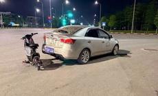 Va chạm ô tô tập lái trong đêm, thiếu niên 15 tuổi đi xe đạp điện tử vong