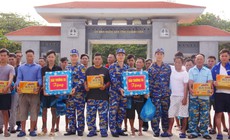Bàn giao 32 ngư dân gặp nạn trên biển để đưa về đất liền