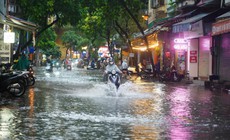 Chiều nay mưa dông bao phủ Hà Nội 