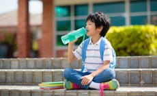 Cách giúp trẻ uống đủ nước khi đi học cả ngày ở trường