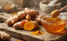 Cách làm mờ nám, tàn nhang bằng nghệ tươi và mật ong