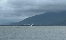 Tàu hàng mắc cạn tại vịnh Chân Mây