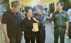 Chia sẻ nỗi đau thương với gia đình Thiếu tá cứu người đuối nước