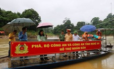 Hạ thủy thuyền phục vụ người dân qua sông sau lũ
