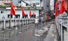 Hà Nội: Nhiều điểm ngập sâu, rác thải lênh láng trên đường