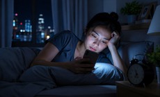 5 biểu hiện ở mắt khi dùng điện thoại quá lâu vào buổi tối