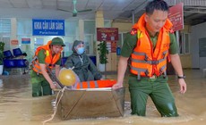 Nước lũ vây bệnh viện, công an dùng thuyền hỗ trợ người bệnh