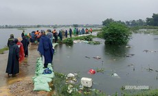 Bộ đội Lữ đoàn 28 dầm mưa đắp đê chống ngập