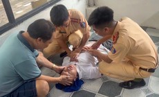 Xúc động hình ảnh CSGT sơ cứu, đưa người đàn ông đột quỵ đến bệnh viện