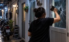 Vợ chửi bới, đập vỡ kính phòng trọ vì nghi chồng bị phụ nữ khác lôi kéo đi chơi