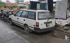 Những ô tô cũ nát nằm chỏng chơ giữa lòng đường Hà Nội