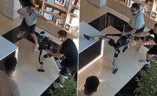 Hy hữu: Robot 'tung cước' vào người khách hàng do bị đẩy giữa ngực