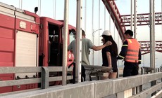 Cảnh sát Hải Phòng cứu người phụ nữ định nhảy xuống sông Cấm làm điều dại dột