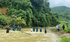 Dựng cầu tạm giữa vùng sạt lở, 172 học sinh trở lại trường an toàn