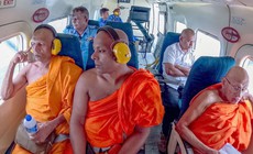 Khoảnh khắc máy bay quân sự Sri Lanka chở nhà sư rải nước thánh cầu mưa