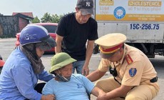 Hai chiến sĩ CSGT Hải Phòng kịp thời ứng cứu cụ ông ngất xỉu giữa đường