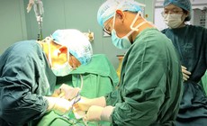 Xem nhẹ cơn đau bìu thoáng qua, trẻ 13 tuổi phải cắt bỏ một bên tinh hoàn