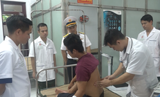Ngư dân đau thận dữ dội lúc đánh cá, quân y Trường Sa tức tốc cấp cứu