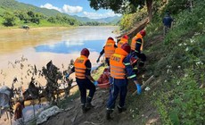 Thanh niên 23 tuổi đi xe máy bất ngờ rơi xuống sông Mã